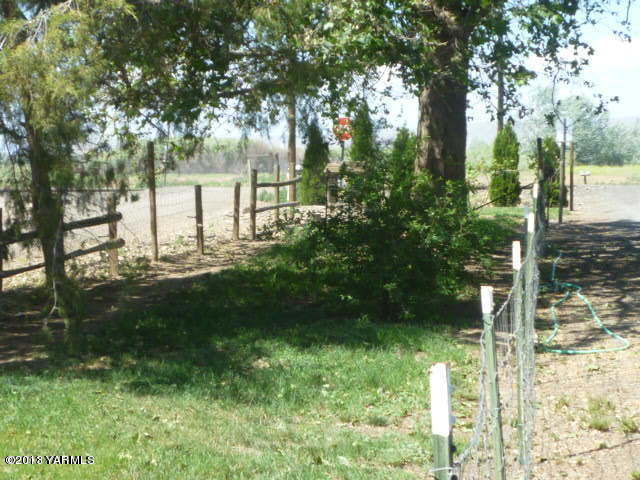 1330 Branch Road Toppenish, WA 98948 - Photo 3 of 22 a view of a garden