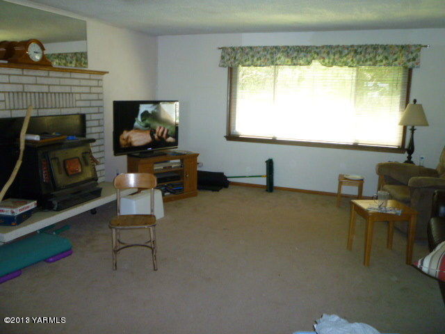 1330 Branch Road Toppenish, WA 98948 - Photo 6 of 22 a living room with furniture and a fireplace