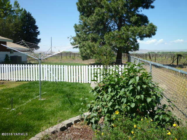 1330 Branch Road Toppenish, WA 98948 - Photo 10 of 22 a yard with lots of green space