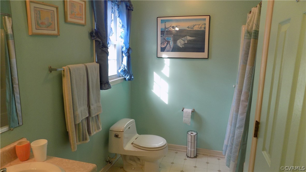 5330 Hopkins Road Richmond, VA 23234 - Photo 27 of 43 Hall bath on 2nd floor double sinks, tub/shower