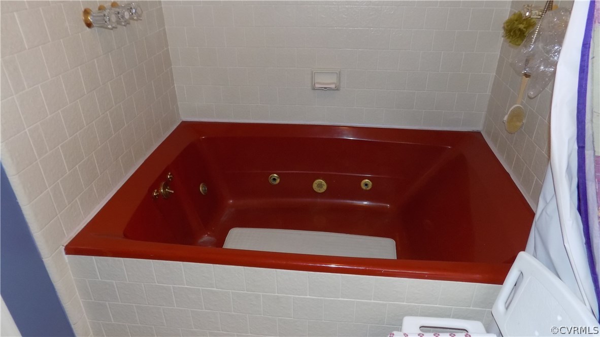 5330 Hopkins Road Richmond, VA 23234 - Photo 31 of 43 Jetted tub in master bath.