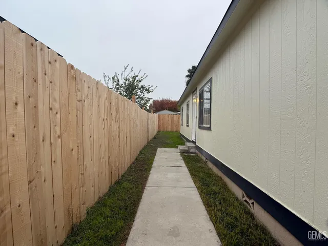 a view of a pathway with a garden