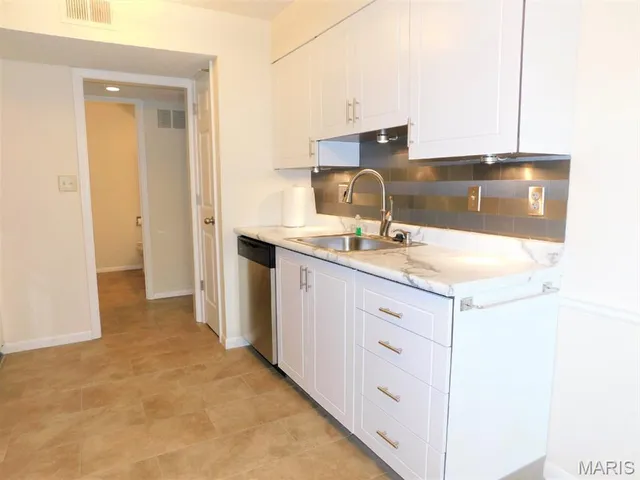 $210,000 | 14471 Bantry Lane, Unit 11, Chesterfield, MO 63017