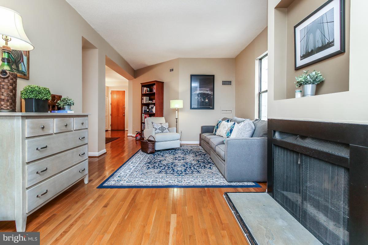 2123 California Street Northwest, Unit F1 Washington, DC 20008 - Photo 13 of 30 Living Room