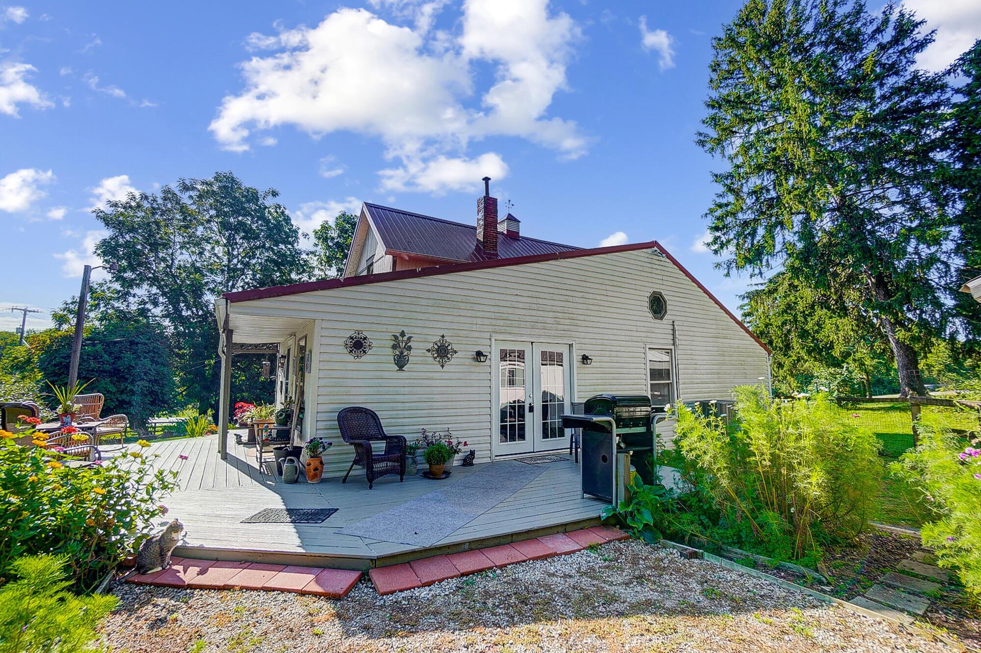 4301 Mechanicsburg Road Springfield, OH 45502 - Photo 29 of 41 Wrap around deck