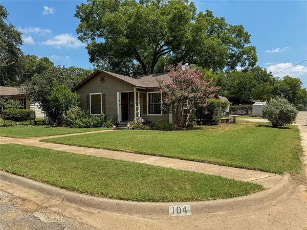 $278,500 | 104 Dixon Street, Cleburne, TX 76033