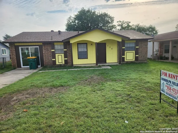 $1,300 | 132 Meadow Way, Converse, TX 78109