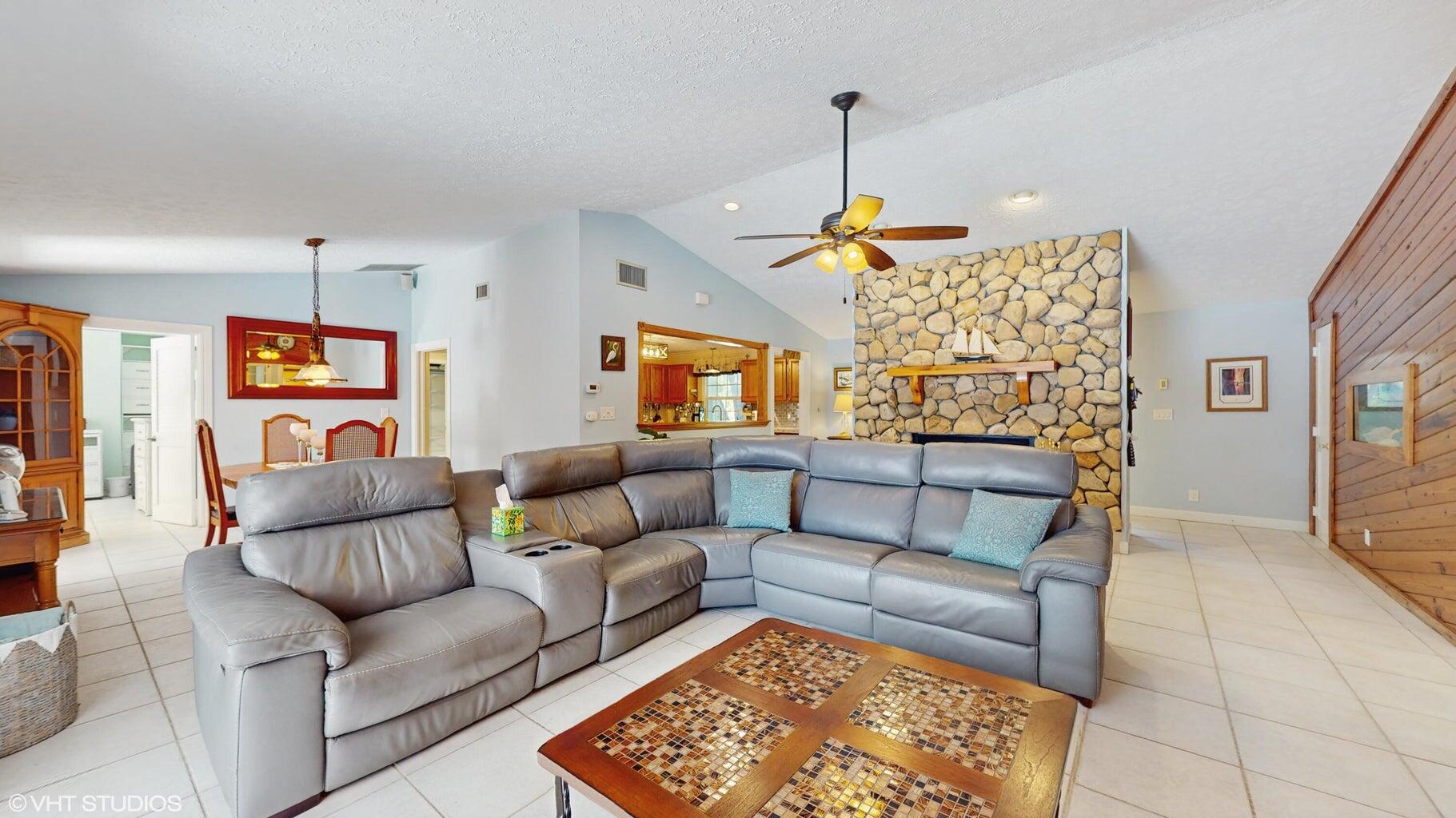 9278 Southeast Sharon Street Hobe Sound, FL 33455 - Photo 7 of 40 20250131190820831396000000-o