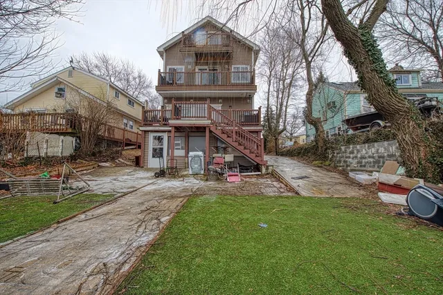 a view of a house with a yard