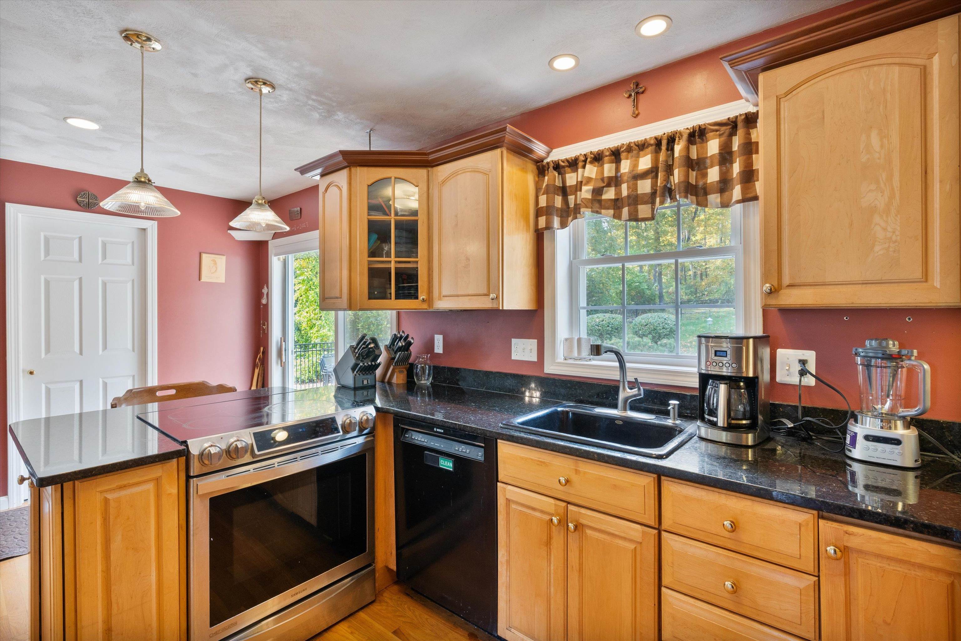 8 Orchard Drive Derry, NH 03038 - Photo 3 of 60