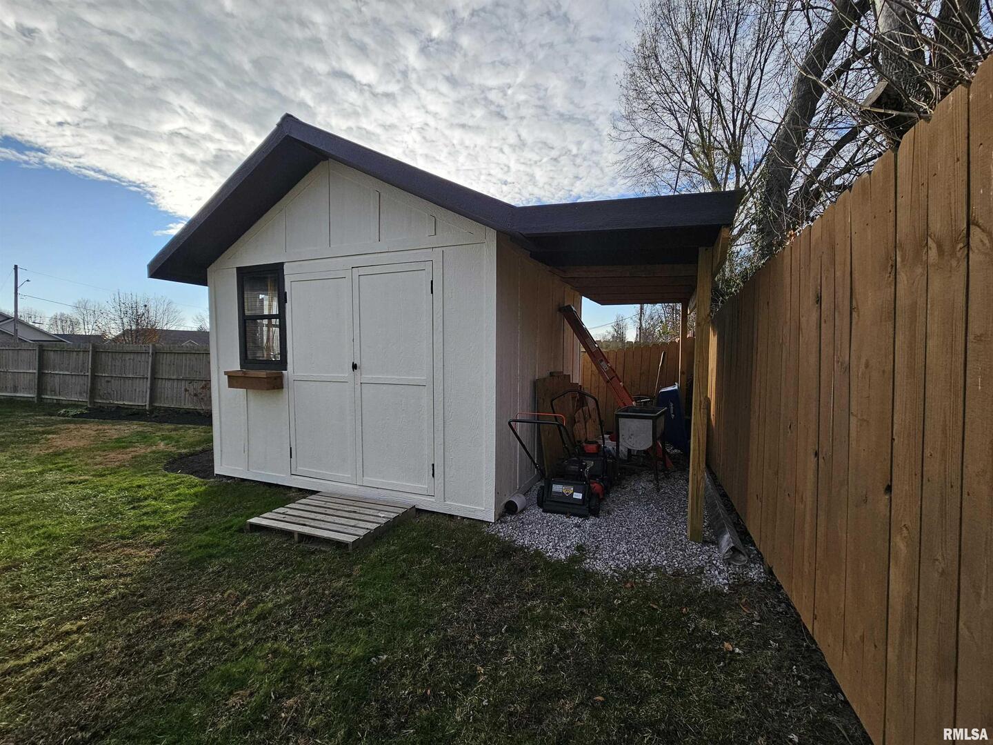 413 West Beacon Court Mount Vernon, IL 62864 - Photo 11 of 34 a view of backyard of house with wooden fence