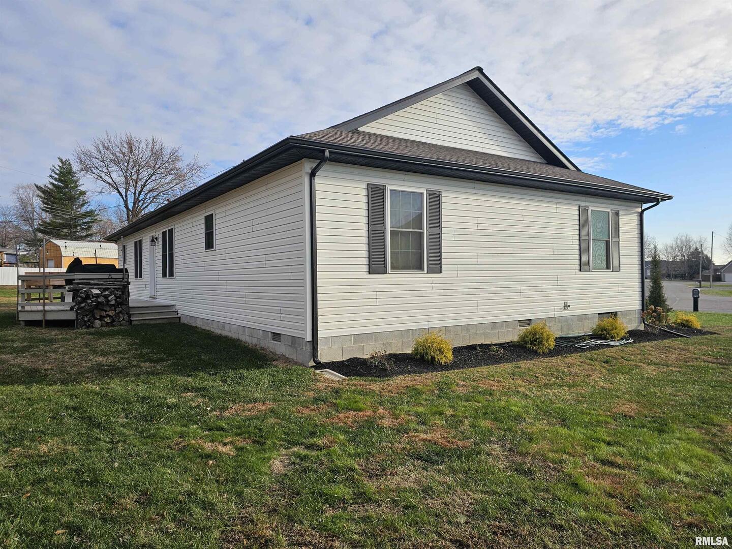 413 West Beacon Court Mount Vernon, IL 62864 - Photo 12 of 34 a front view of a house with a yard