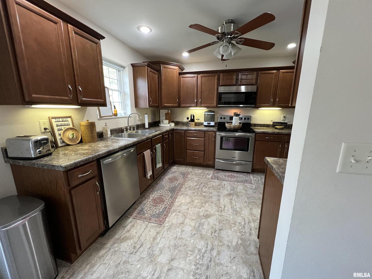 413 West Beacon Court Mount Vernon, IL 62864 - Photo 21 of 34 a kitchen with stainless steel appliances granite countertop a sink stove cabinets and refrigerator