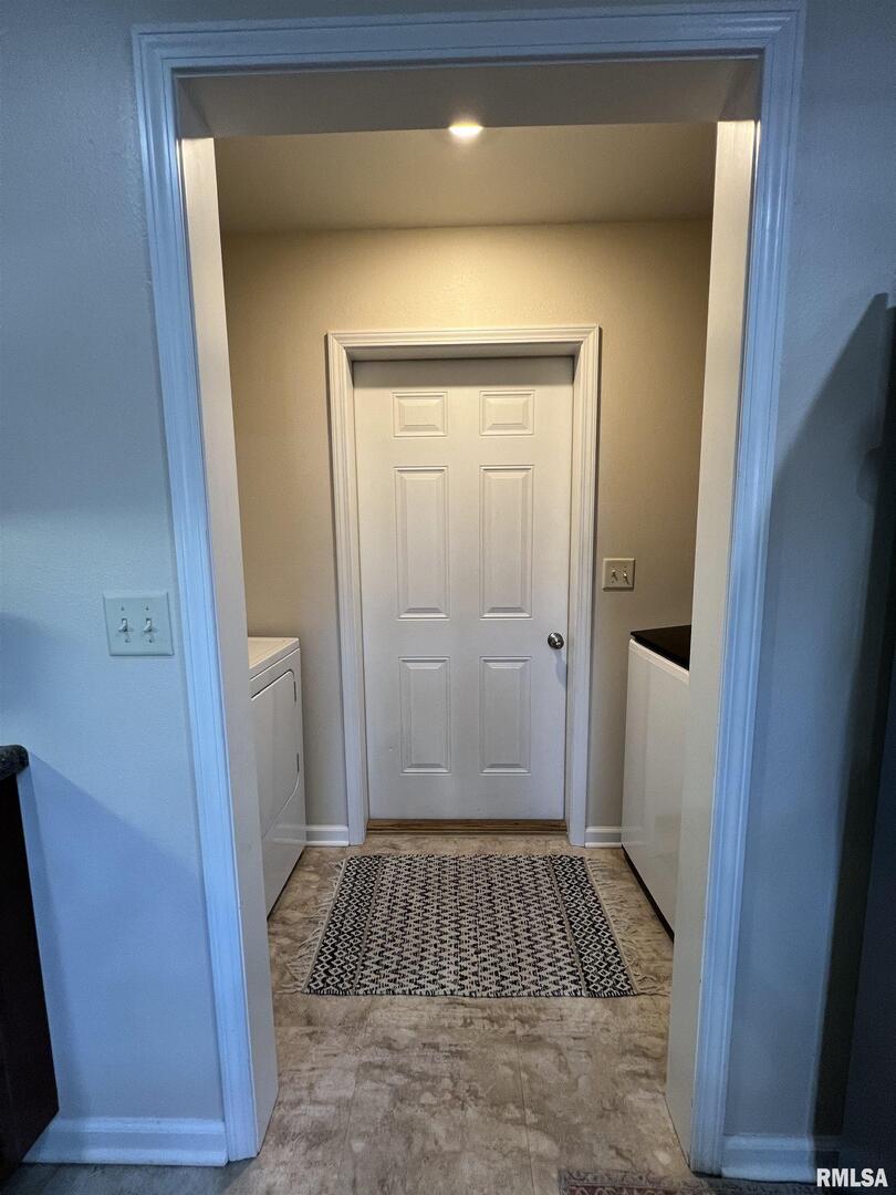 413 West Beacon Court Mount Vernon, IL 62864 - Photo 25 of 34 a bathroom with a granite countertop shower