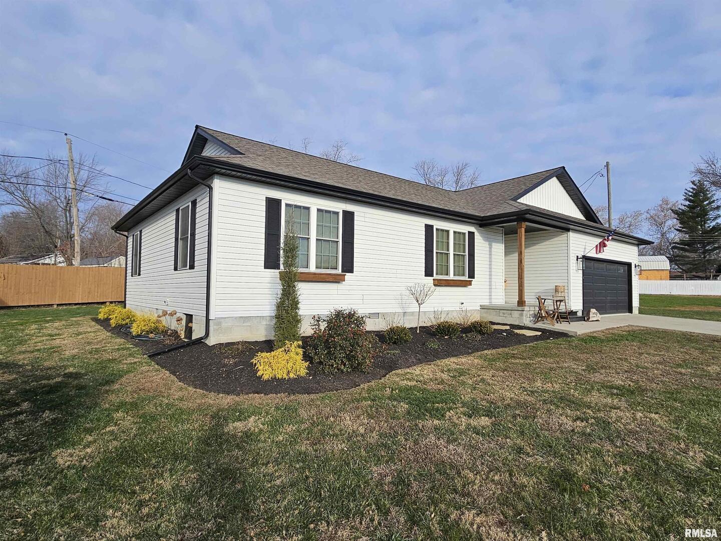 413 West Beacon Court Mount Vernon, IL 62864 - Photo 3 of 34 a backyard of a house with table and chairs