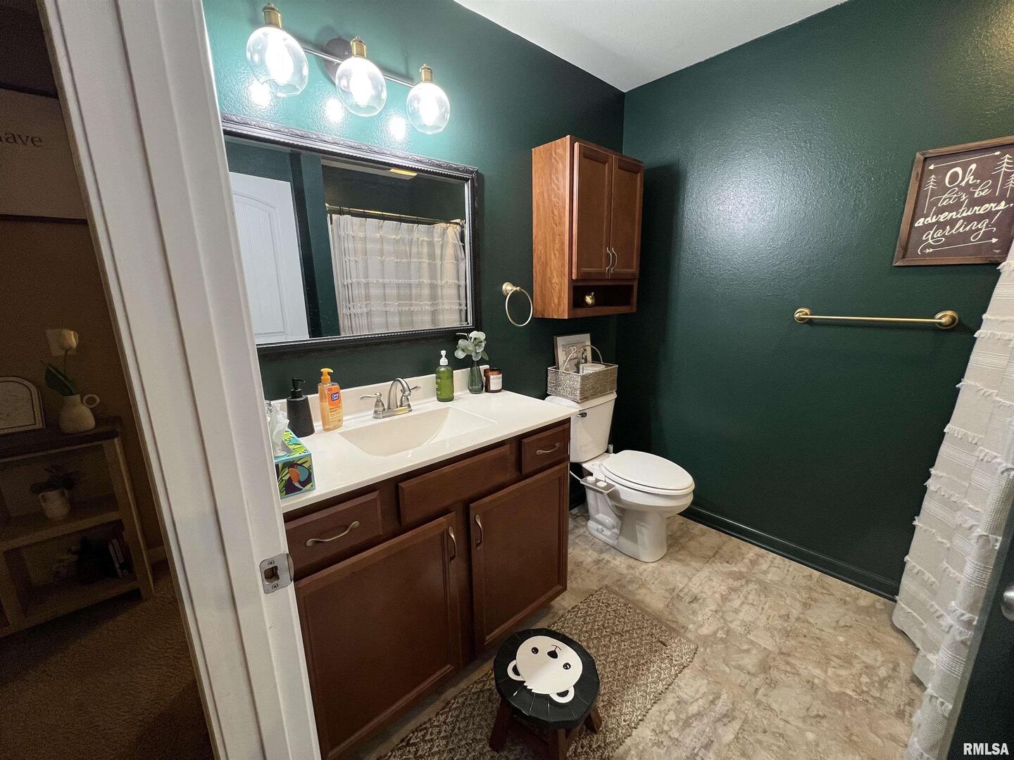 413 West Beacon Court Mount Vernon, IL 62864 - Photo 31 of 34 a bathroom with a sink toilet and mirror
