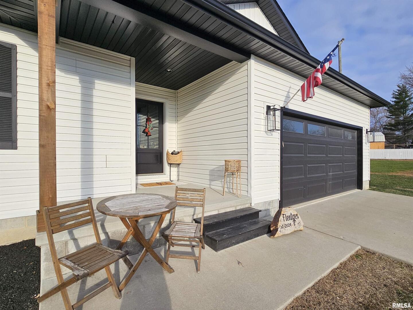 413 West Beacon Court Mount Vernon, IL 62864 - Photo 4 of 34 a backyard of a house with table and chairs