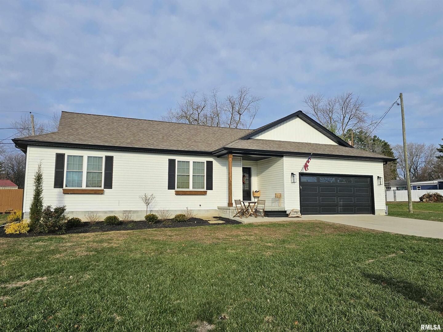 413 West Beacon Court Mount Vernon, IL 62864 - Photo 6 of 34 a front view of a house with a yard