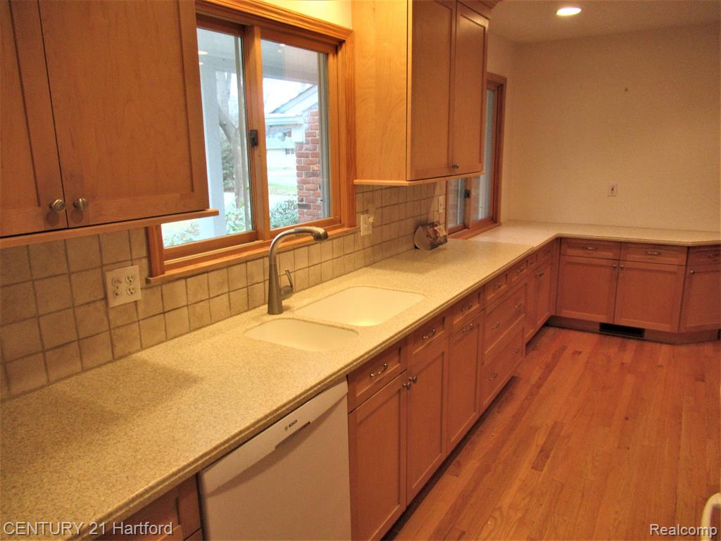 29069 Utley Road Farmington Hills, MI 48334 - Photo 9 of 27
