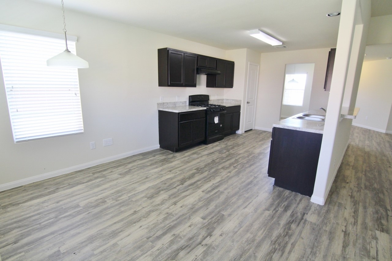 29 Catalina Court Manvel, TX 77578 - Photo 4 of 13 Photos may be representative of the floor plan and not the exact home. Finishes, layout, and features of the actual property for lease may vary.