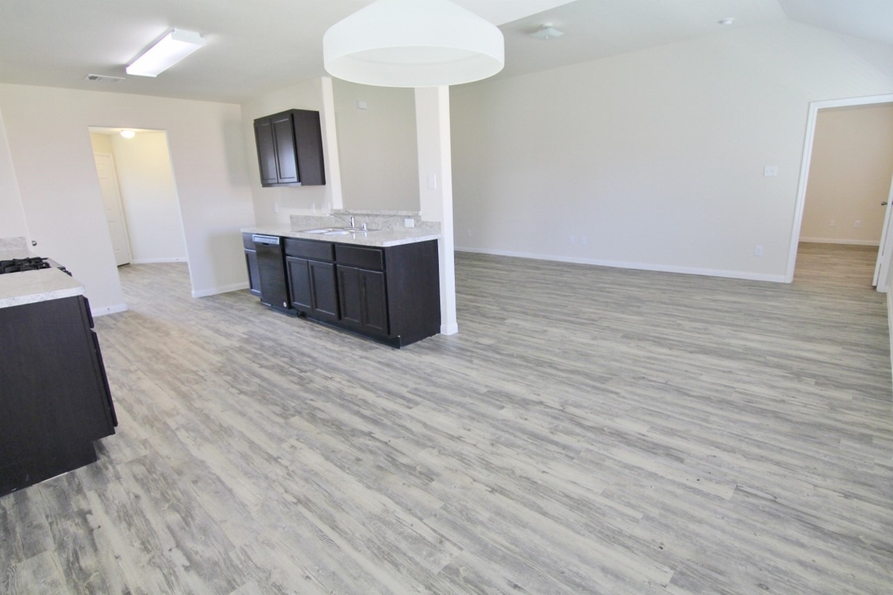 29 Catalina Court Manvel, TX 77578 - Photo 5 of 13 Photos may be representative of the floor plan and not the exact home. Finishes, layout, and features of the actual property for lease may vary.