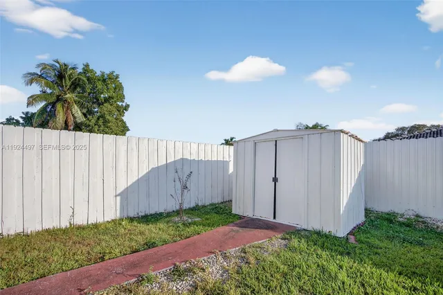 a view of a backyard