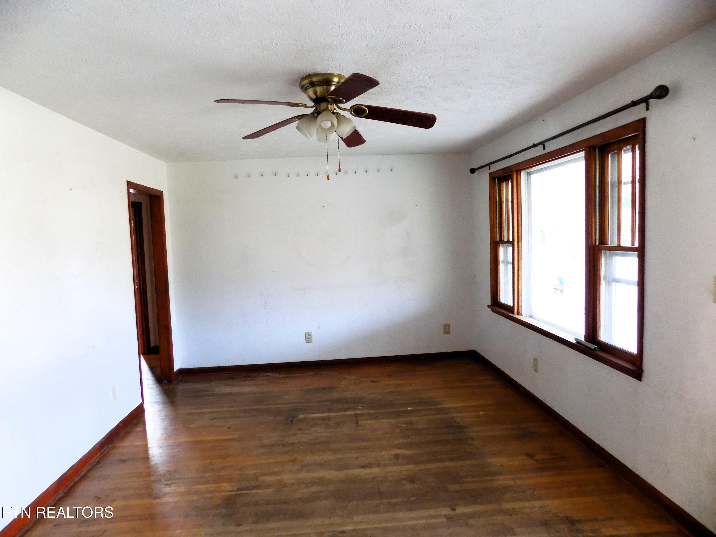 2139 Fraker Road Jefferson City, TN 37760 - Photo 4 of 32 Living Room