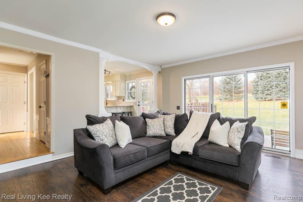 2362 Pleasant View Drive Rochester, MI 48306 - Photo 15 of 35 2362 Pleasant View Dr-18.jpg