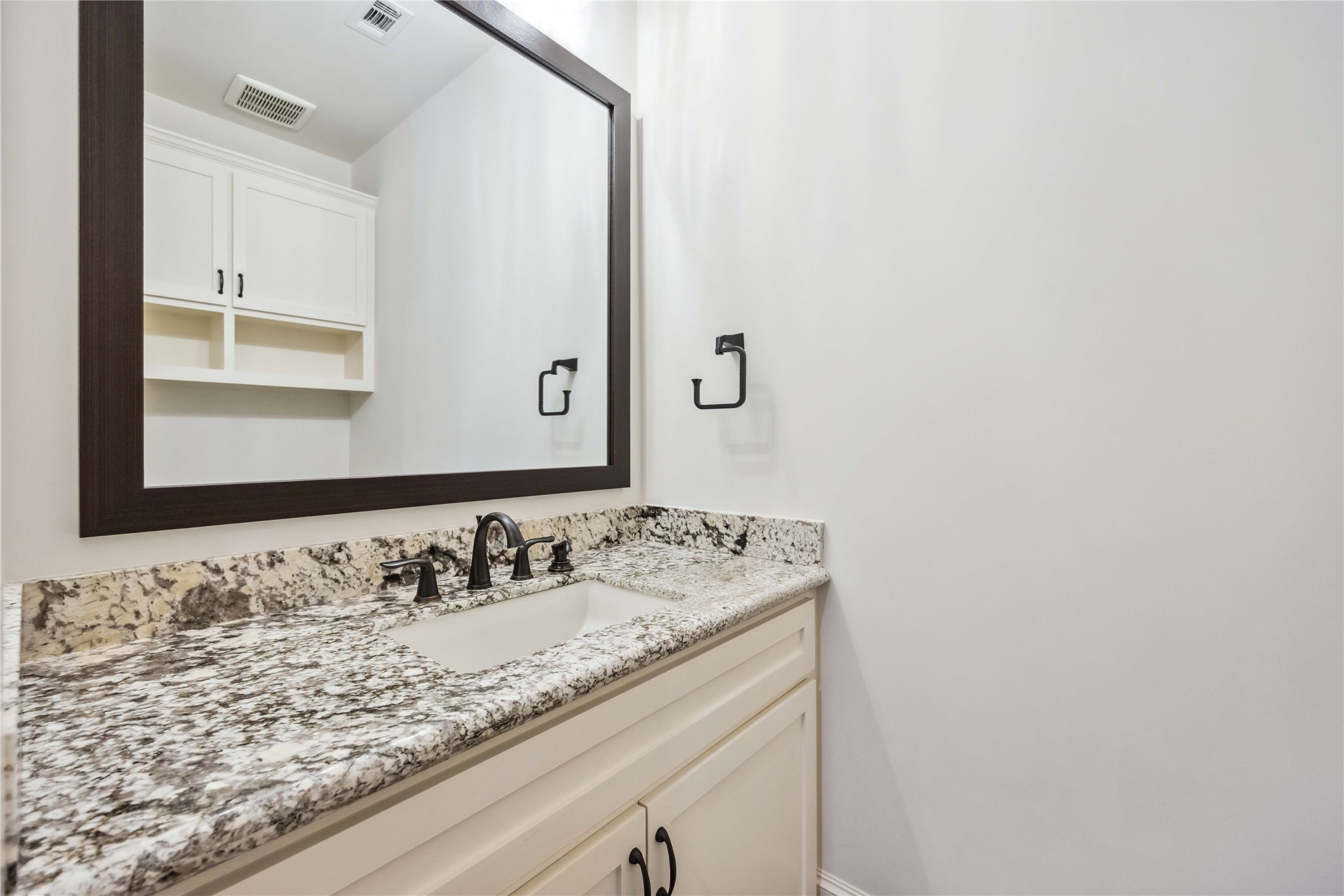 215 Malone Street Houston, TX 77007 - Photo 39 of 48 Upstairs Half Bath