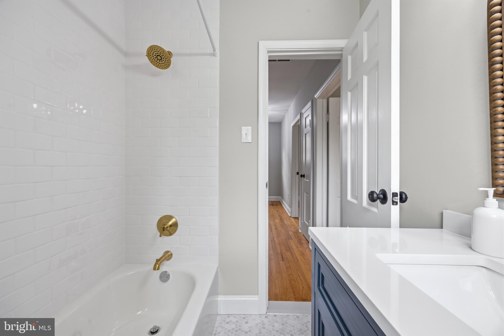 5306 Brabant Road Baltimore, MD 21229 - Photo 22 of 39 Hall bathroom with tub