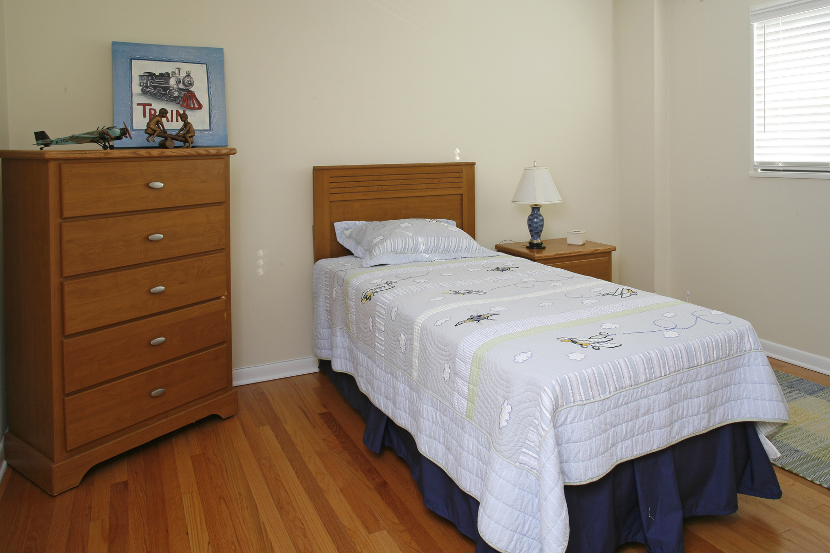 537 Ridge Road, Unit 537 Wilmette, IL 60091 - Photo 8 of 15 a bedroom with a bed and a dresser