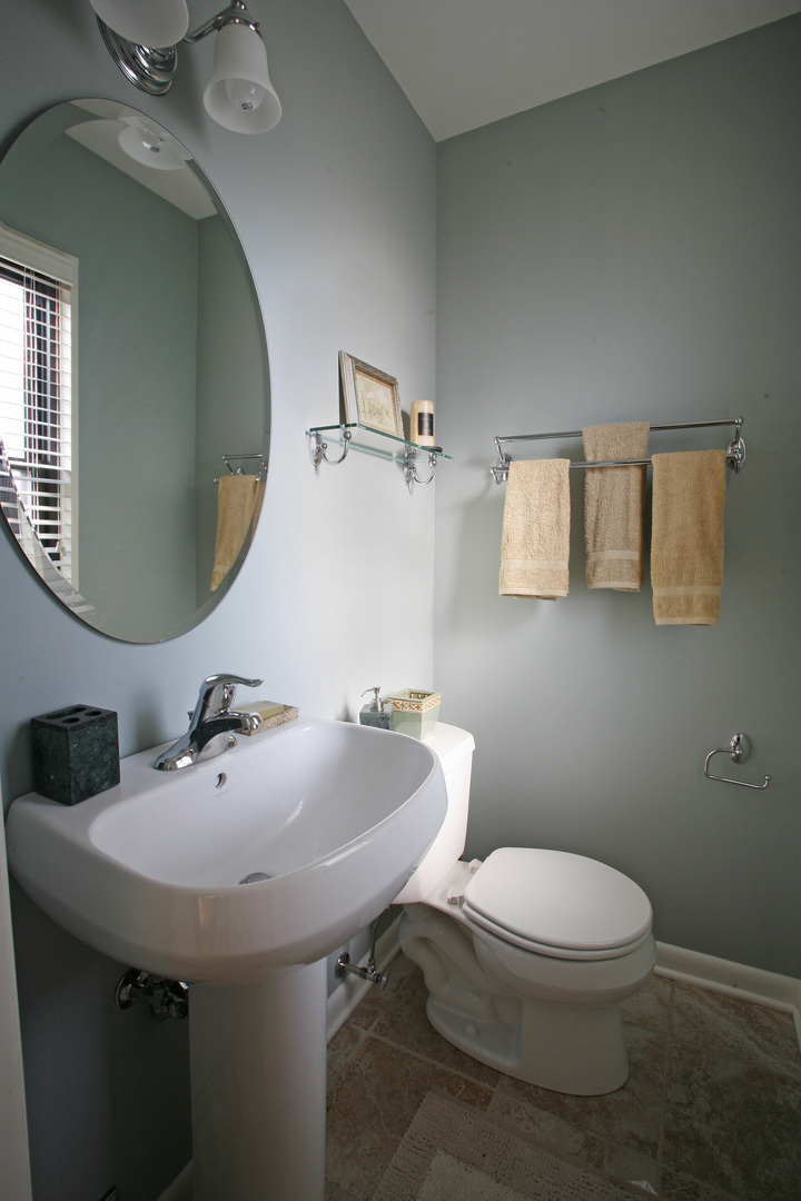 537 Ridge Road, Unit 537 Wilmette, IL 60091 - Photo 10 of 15 a bathroom with a toilet sink and mirror