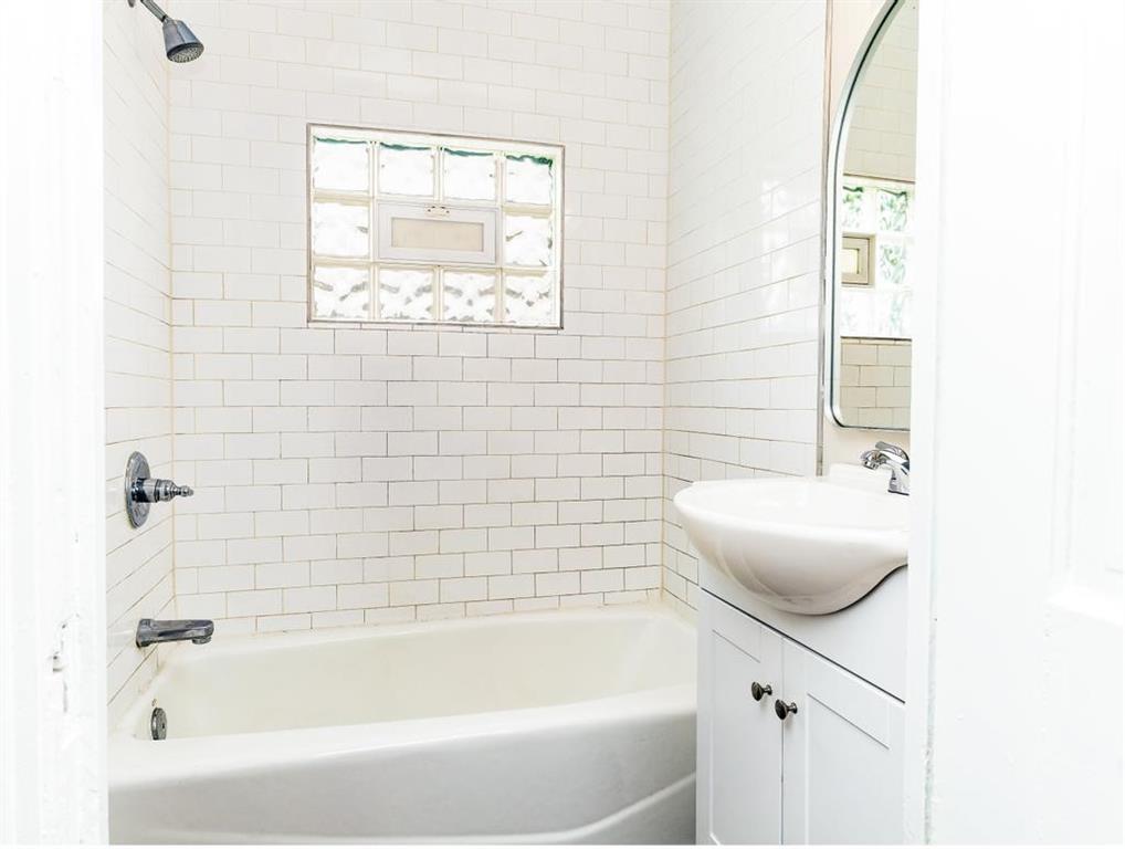 448 Park Street Rochester, PA 15074 - Photo 18 of 29 a bathroom with a sink and a bathtub