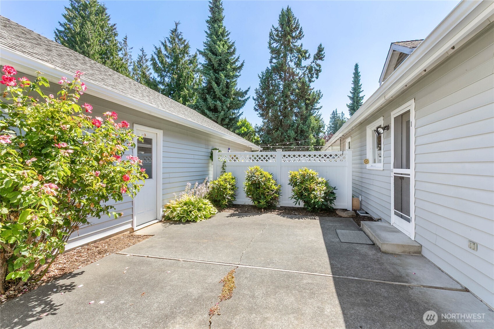 1843 Main Street, Unit G2 Lynden, WA 98264 - Photo 25 of 30 a view of a back yard of the house