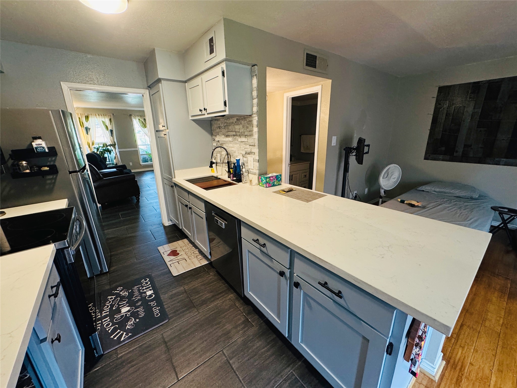 5800 Lumberdale Road, Unit 90 Houston, TX 77092 - Photo 13 of 39 The kitchen has been nicely updated with quartz countertops and new doors and drawer fronts.