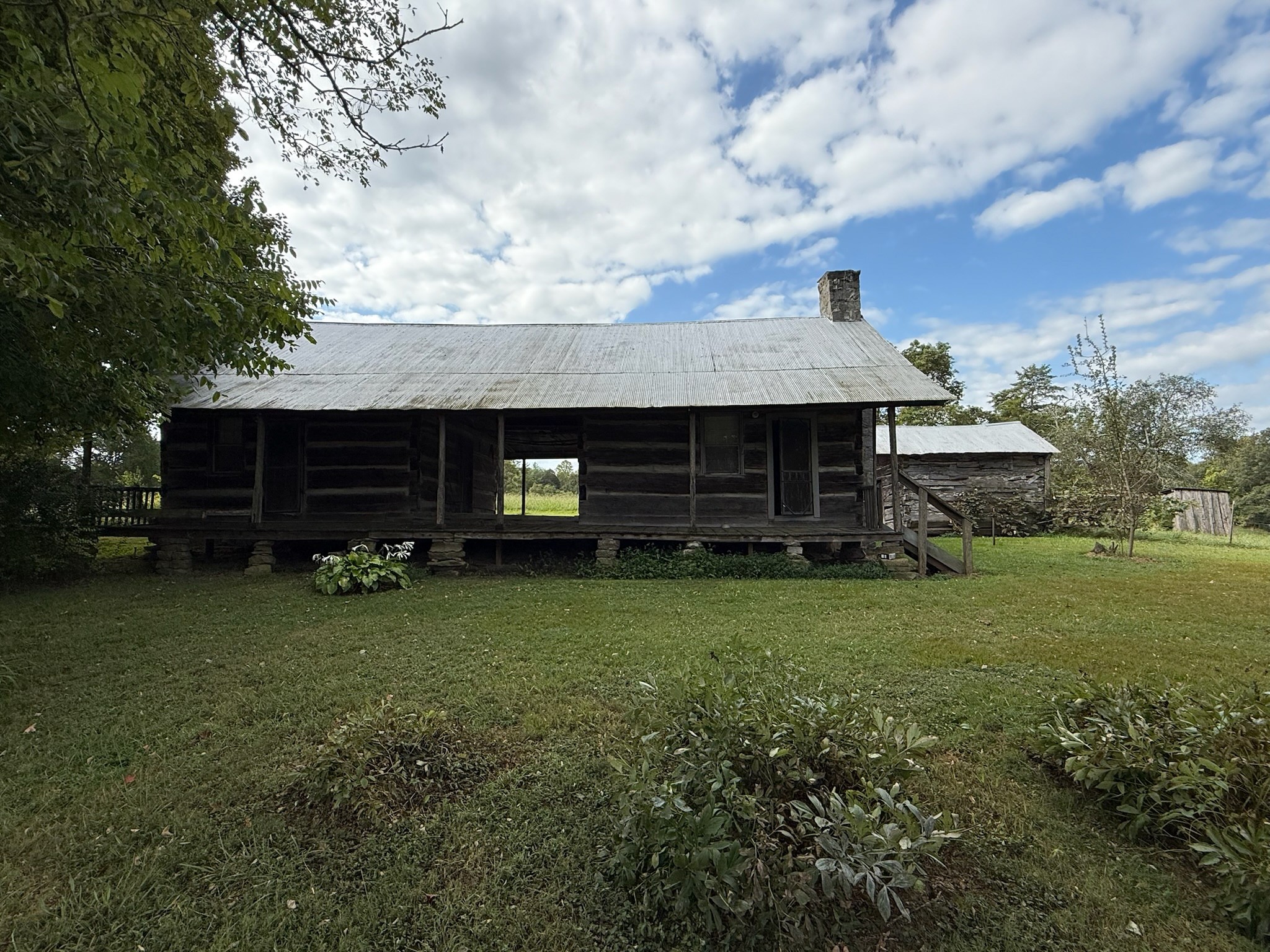 a view of a house with a backyard
