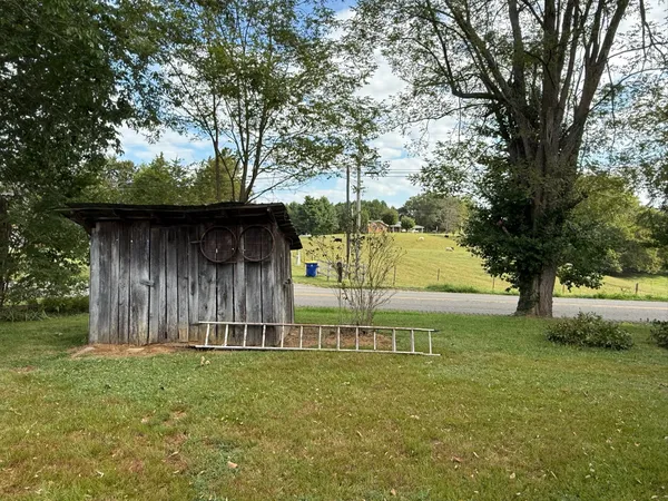 a view of a back yard