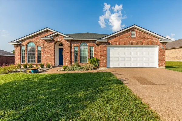 $349,900 | 704 Pebble Creek Drive, Hewitt, TX 76643