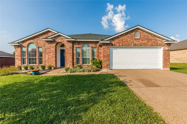 $349,900 | 704 Pebble Creek Drive, Hewitt, TX 76643