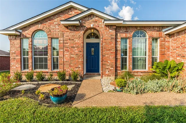 $349,900 | 704 Pebble Creek Drive, Hewitt, TX 76643