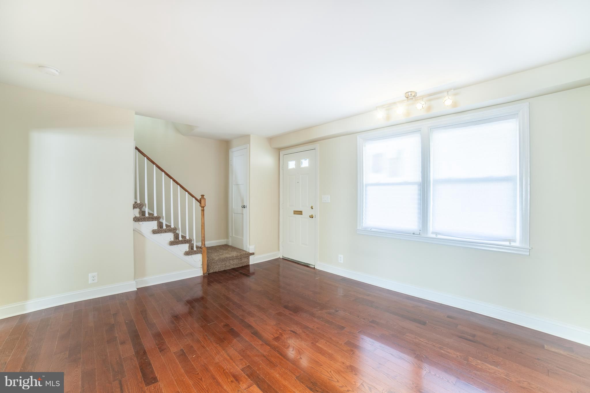 439 Random Road Baltimore, MD 21229 - Photo 2 of 28 Living Room