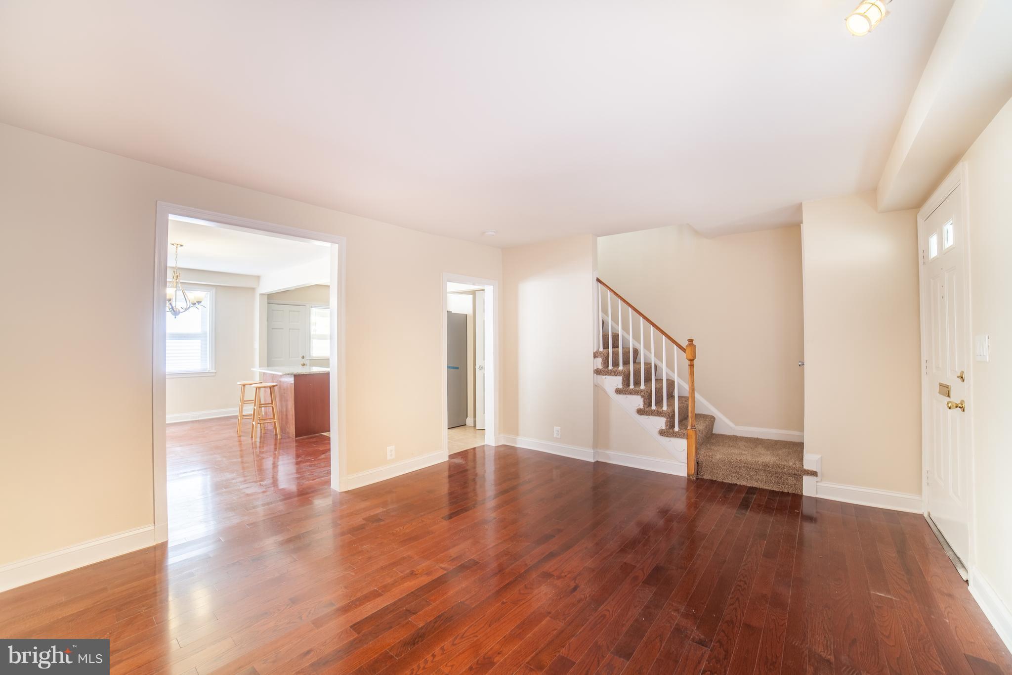 439 Random Road Baltimore, MD 21229 - Photo 3 of 28 Living Room