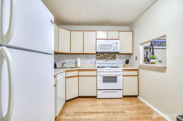 $350,000 | 252 Kempsey Drive, North Brunswick, NJ 08902