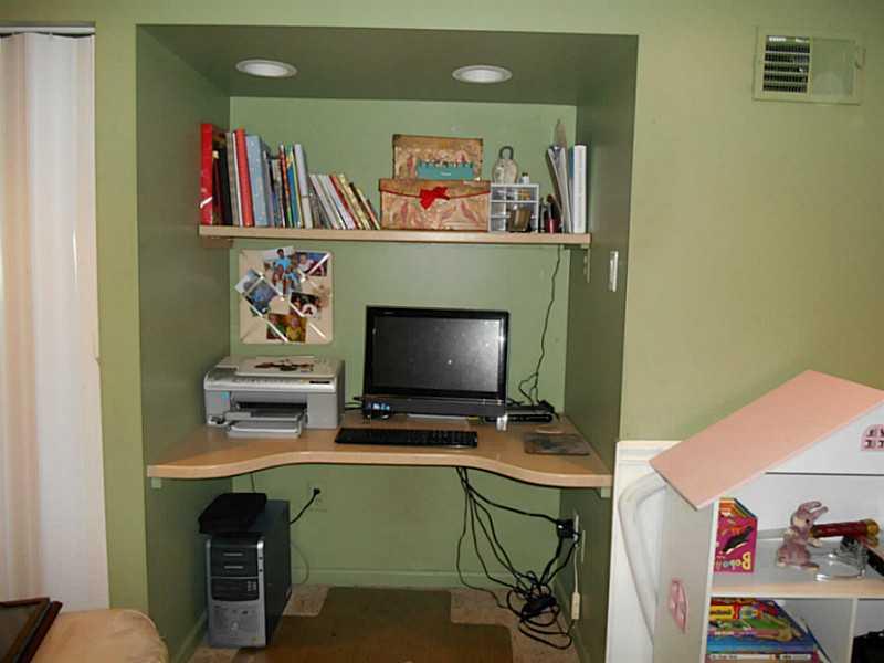 845 Lindsay Road Carnegie, PA 15106 - Photo 14 of 21 Den/Family/Great Room.