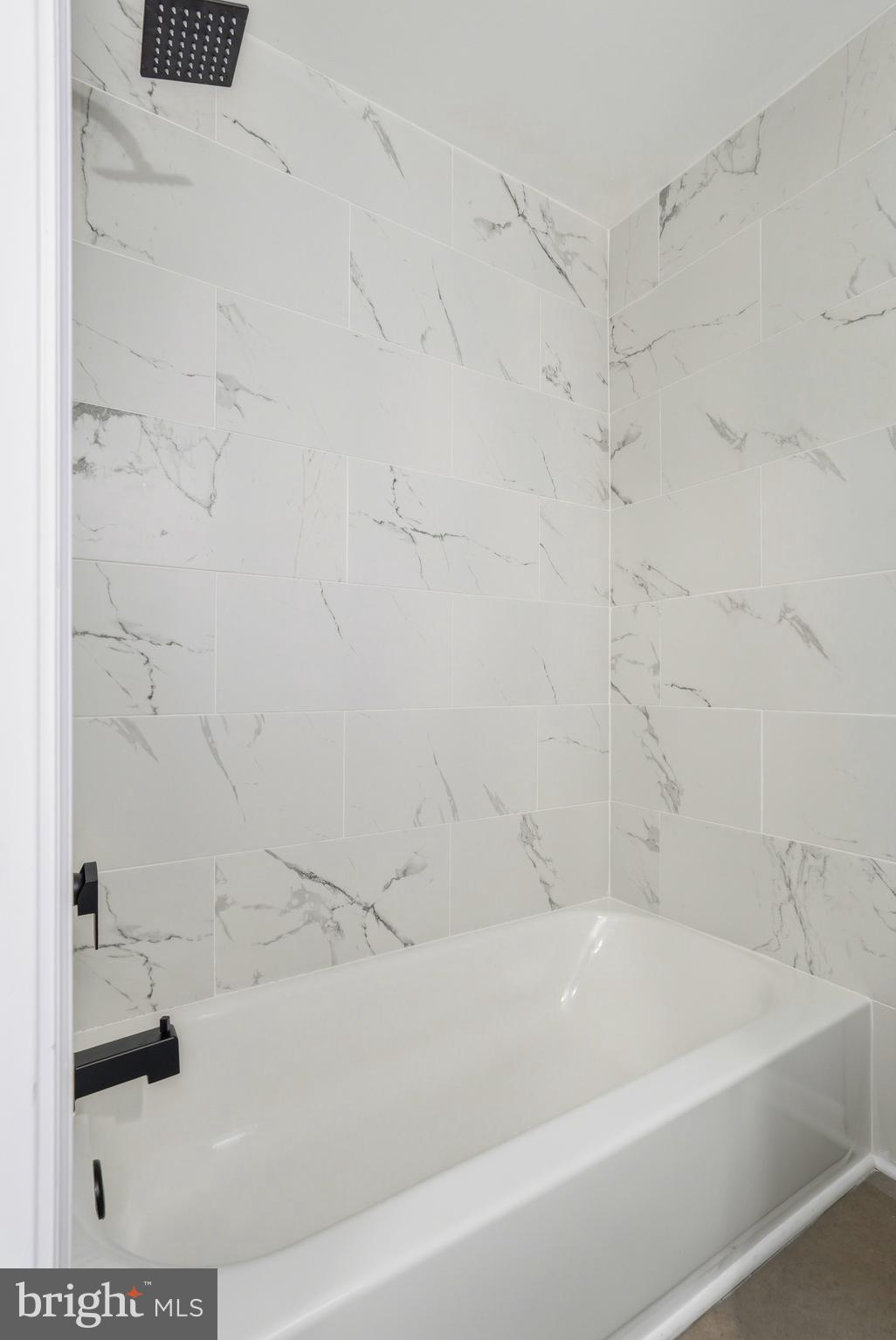 3682 Masthead Trail Triangle, VA 22172 - Photo 40 of 53 a bathroom with a bathtub