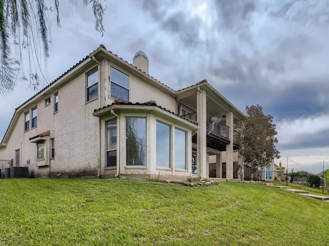 a view of a house with backyard and garden
