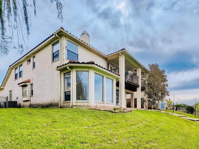 a view of a house with backyard and garden