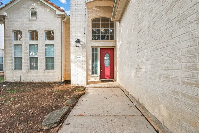 a view of front of a house with a porch