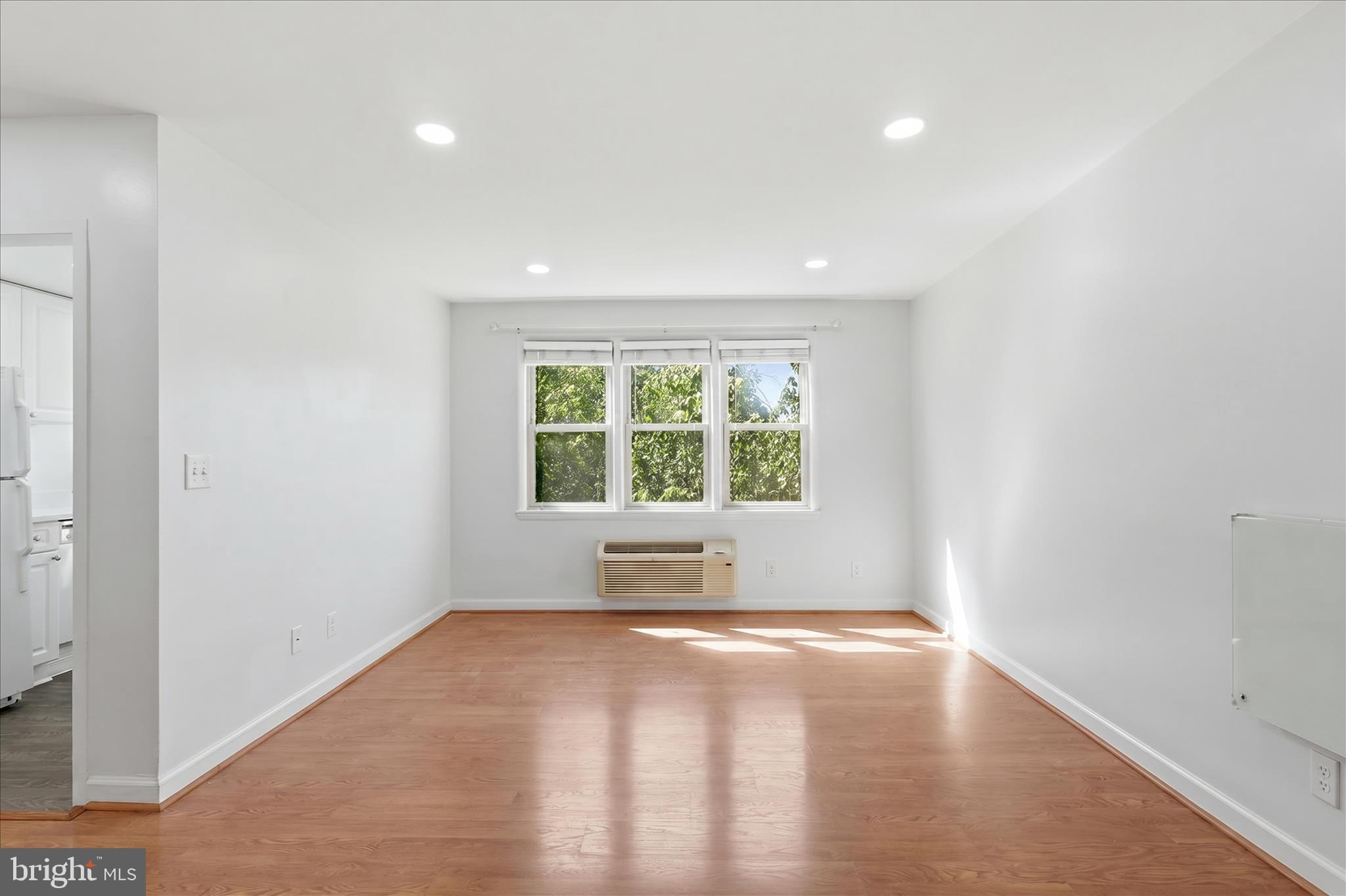 4635 20th Road North, Unit 6 Arlington, VA 22207 - Photo 5 of 22 Living Room