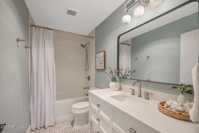 a view of a houses with a yard